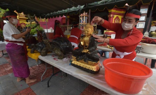 Jelang Imlek Warga Bali Keturunan Tionghoa Ritual Pembersihan Patung Dewa