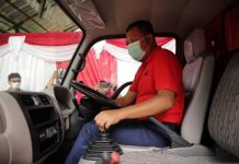 Bupati Gianyar Serahkan Truk Sampah Non Organik ke Desa Taro Bupati Gianyar Serahkan Truk Sampah Non Organik ke Desa Taro