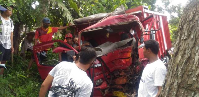 Pecah Ban, Truk Ringsek Setelah Tabrak Pohon di Melaya