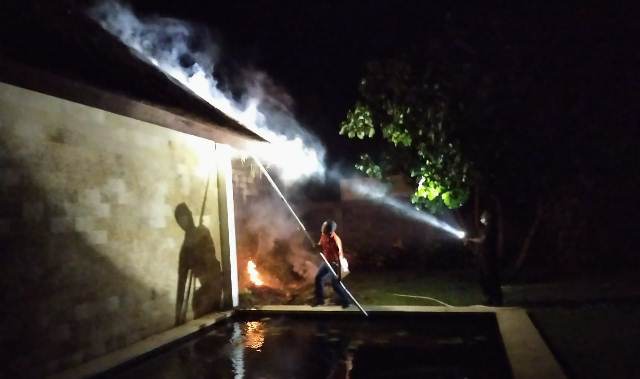 Tersambar Petir, Bangunan Villa di Tegal Mengkeb Terbakar