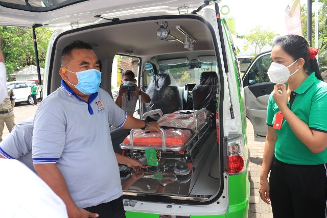 Terima Ambulan dari BPD, Bupati Tamba Akan Gunakan Sebagai Mobile Test PCR