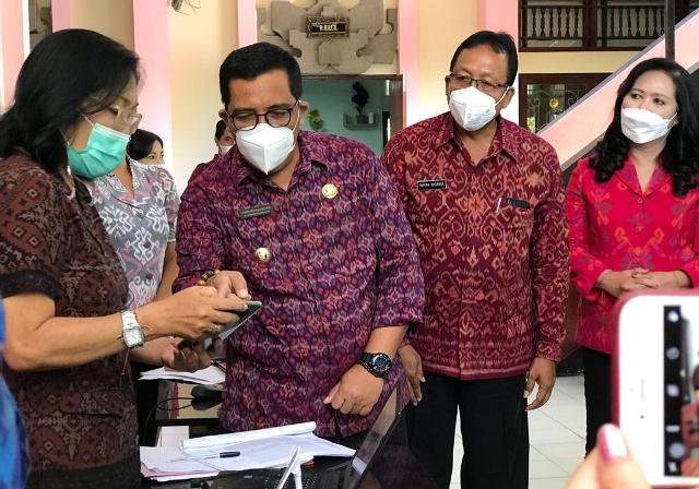 Monitoring SMPN 1 Tabanan, Bupati Sanjaya Semangati Guru dan Siswa