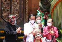 Gubernur Bali Dampingi Presiden Jokowi Meninjau Vaksinasi Massal di Puri Agung Ubud Gubernur Bali Dampingi Presiden Jokowi Meninjau Vaksinasi Massal di Puri Agung Ubud