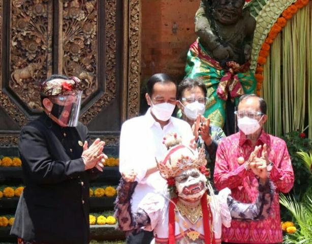 Gubernur Bali Dampingi Presiden Jokowi Meninjau Vaksinasi Massal di Puri Agung Ubud