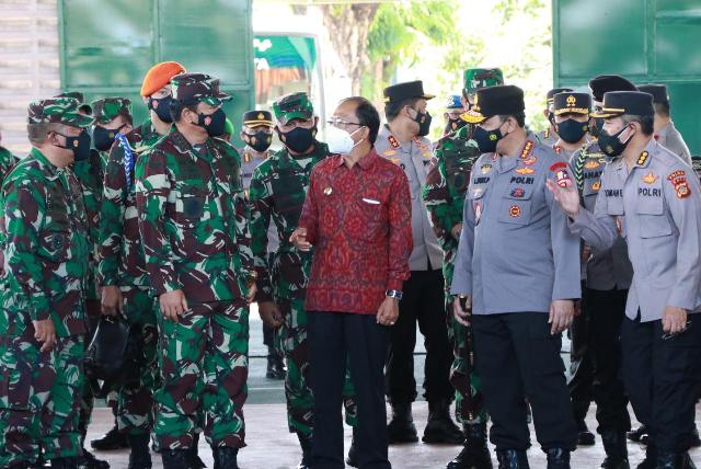 Gubernur Bali Dampingi Panglima TNI dan Kapolri Tinjau Pelaksanaan Vaksinasi Bagi Personel TNI/Polri