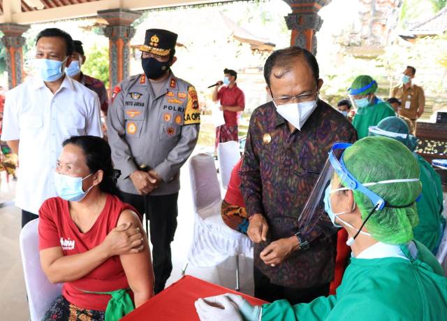 Gubernur Koster Tinjau Pelaksanaan Vaksinasi Massal di Ubud