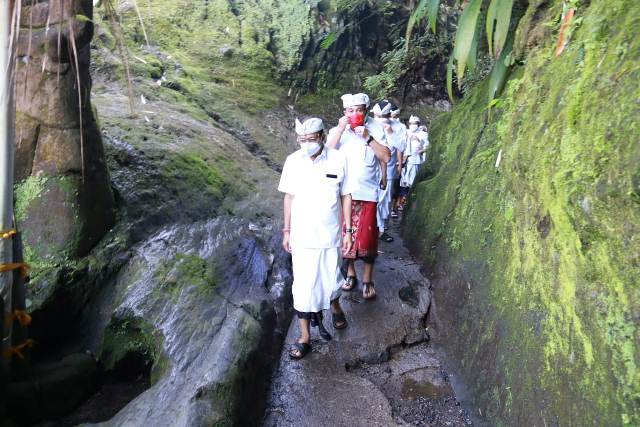 Gubernur Koster Mohon Kerahayuan, Keselamatan, dan Kesehatan Jagad serta Krama Bali di 17 Pura Kawasan Besakih