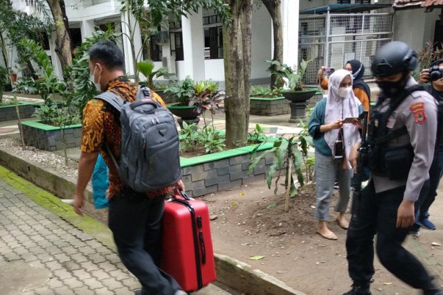 KPK Bawa Tiga Koper Dokumen dari Kantor Gubernur Sulsel