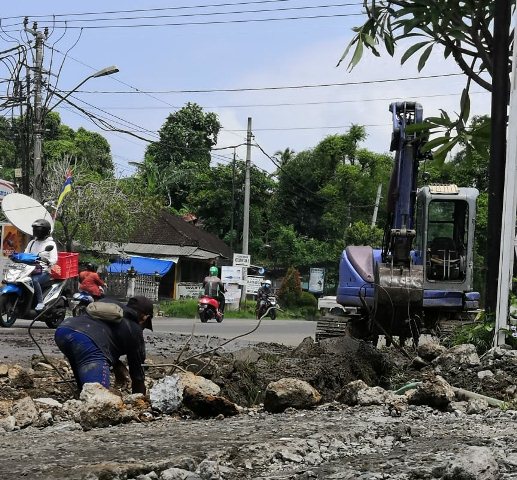 Pipa Air Bocor Kena Alat Berat, Suplai Air di Sekitar Penyalin Mati