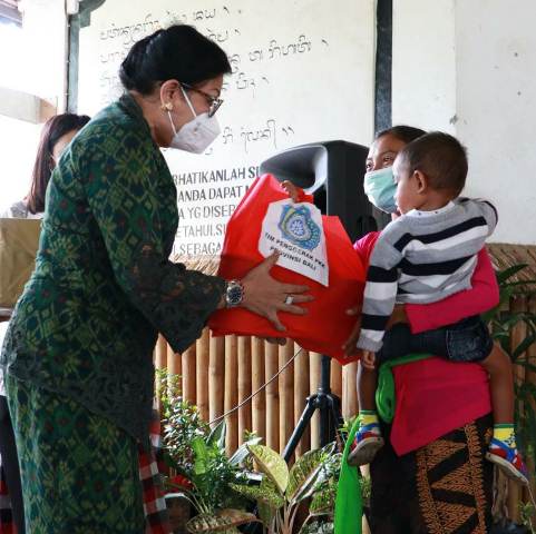 Ketua TP PKK Bali Bantu Balita Kurang Gizi dan Ibu Hamil di Desa Tista Kerambitan