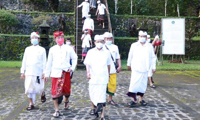 Gubernur Koster Kembali Mohon Kerahayuan Jagad dan Krama Bali di Pura Kawasan Klungkung dan Besakih