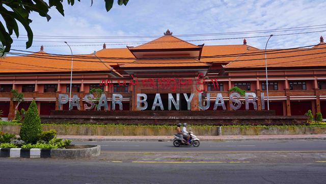 Sesuai rencana awal, Pasar Banyuasri tetap dibuka pada tanggal 18 Maret 2021. Pada tanggal tersebut juga, dijadwalkan para pedagang pasar sudah selesai direlokasi dan sudah menempati kiosnya masing-masing.