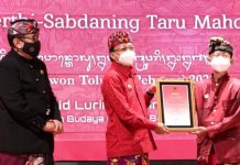 Gubernur Koster dan Wagub Cok Ace Berikan Penghargaan Bali Kérthi Nugraha Mahottama ke Praktisi Wariga dan Praktisi Lontar Bali Gubernur Koster dan Wagub Cok Ace Berikan Penghargaan Bali Kérthi Nugraha Mahottama ke Praktisi Wariga dan Praktisi Lontar Bali