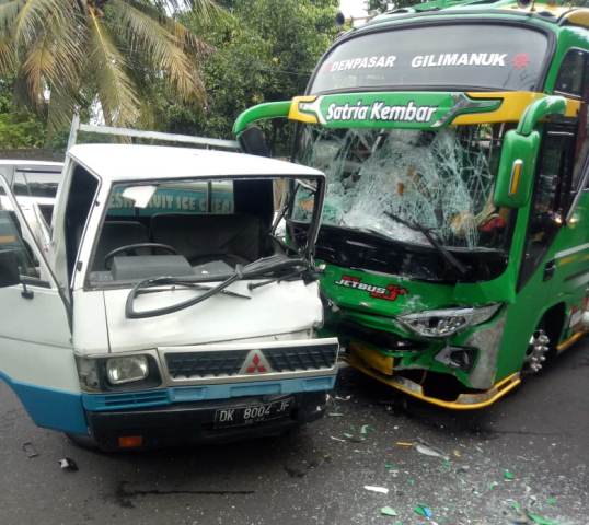 Kurang Konsentrasi, Pick Up Oleng Hantam Bus