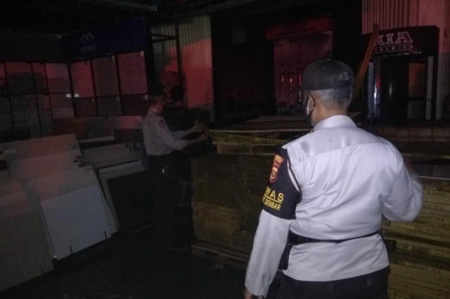 Toko Bangunan Terbakar, Kerugian Capai Miliaran Rupiah