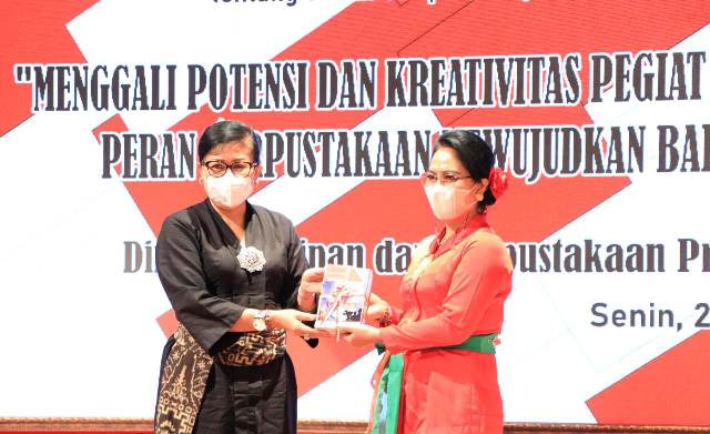 Putri Koster Ajak Pegiat Seni Serah Simpan KCKR di Perpustakaan