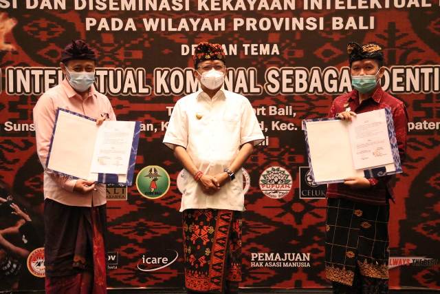 Gubernur Bali Serahkan 63 Sertifikat Merek Perorangan