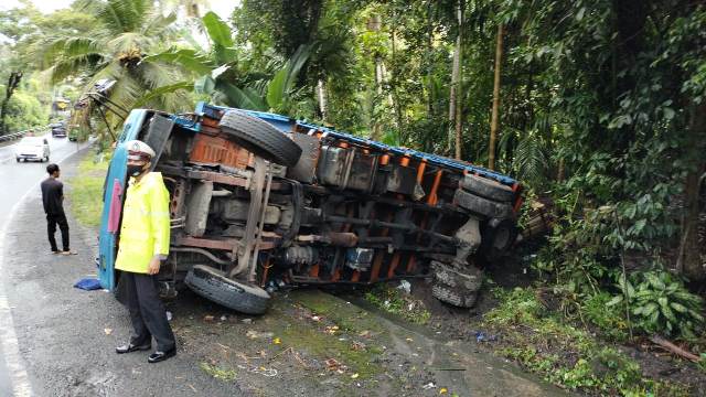 Tak Kuat Menanjak, Truk Bermuatan Paket Terguling di Samsam