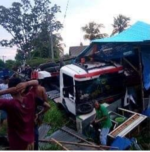 Begini Kronologi Truk Tabrak Mobil dan Warung di Jembrana