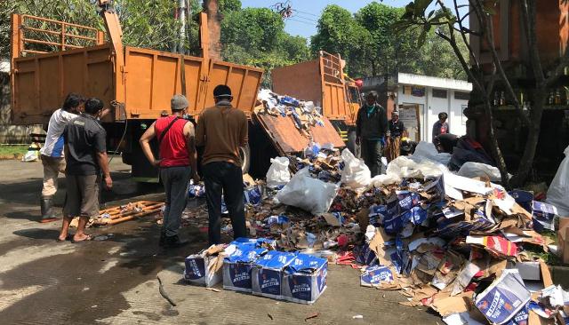 Rem Blong, Truk Bermuatan Ribuan Botol Minuman Terguling