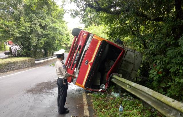 Balok Penyangga Box Lepas, Truk Terguling di Jalur Denpasar-Gilimanuk