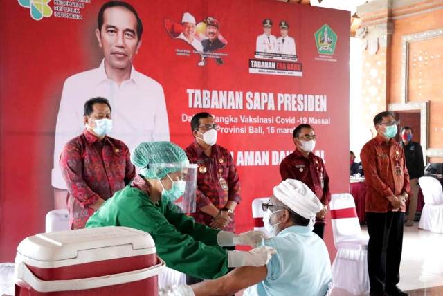 Presiden Jokowi Tinjau Vaksinasi Massal di Tabanan Secara Virtual