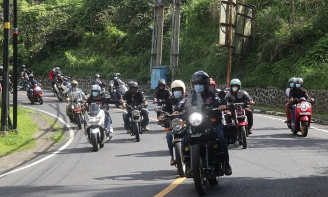 Naik Motor, Bupati Sanjaya Kembali Pantau Pelaksanaan Vaksinasi