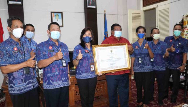 Raih Penghargaan “Dukcapil Bisa”, Bupati Suradnyana Harap Disdukcapil Tetap Konsistensi Berikan Pelayanan Terbaik