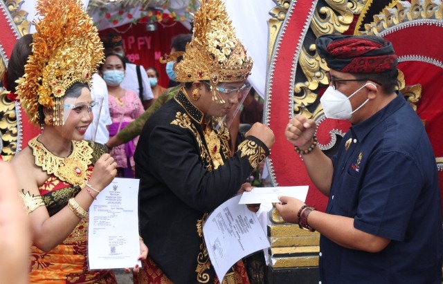 Launching Program Pelayanan Publik Semara Ratih Desa Tegal Mengkeb, Bupati Sanjaya Serahkan Akta Perkawinan