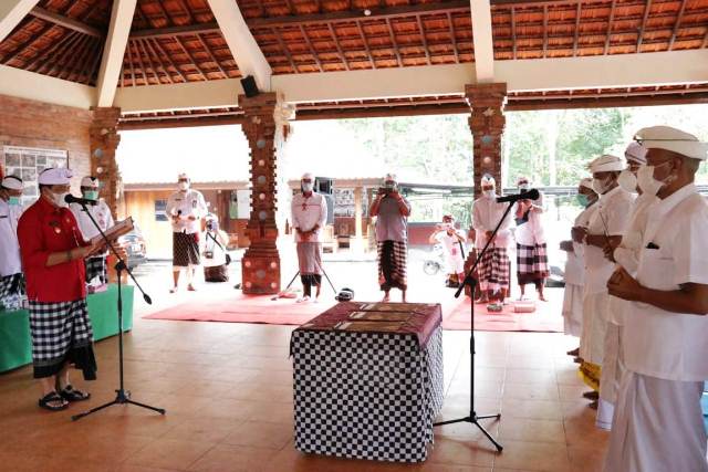 Lantik Direksi Perumda Dharma Santika, Bupati Sanjaya: Optimalkan Potensi Daerah untuk Kesejahteraan Masyarakat