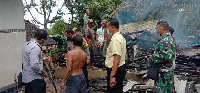 Diduga Korsleting Listrik, Rumah Semi Permanen Ludes Terbakar