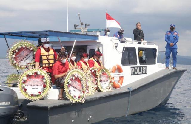 Gubernur Bali Tabur Bunga Bagi Kru KRI Nanggala yang Gugur