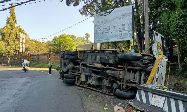 Hindari Tabrakan, Truk Terguling di Penyalin