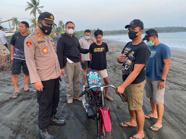 Aksi TRek-Trekan di Pantai