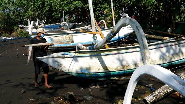 Jukung Nelayan di Terjang Gelombang Tinggi