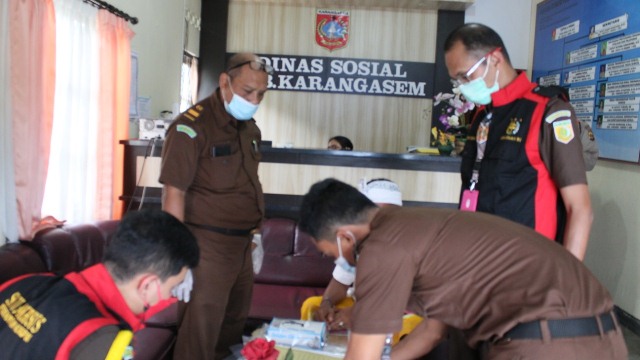 Geledah Kantor Dinsos Karangasem, Penyidik Kejari Temukan Dokumen Pengadaan