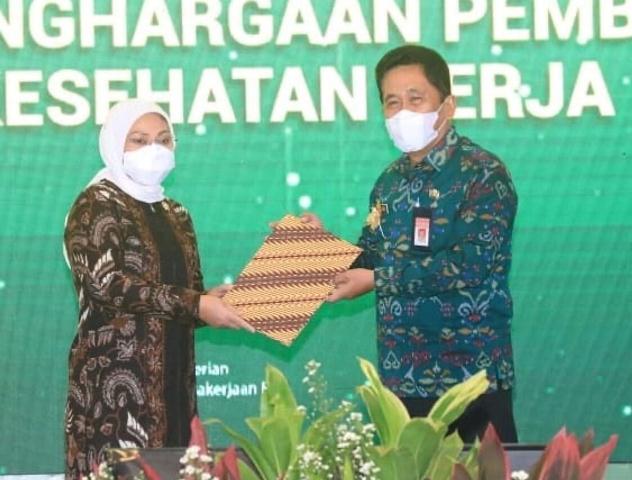 Gubernur Bali Kembali Terima Penghargaan Keselamatan Kesehatan Kerja Dari Kemenaker RI