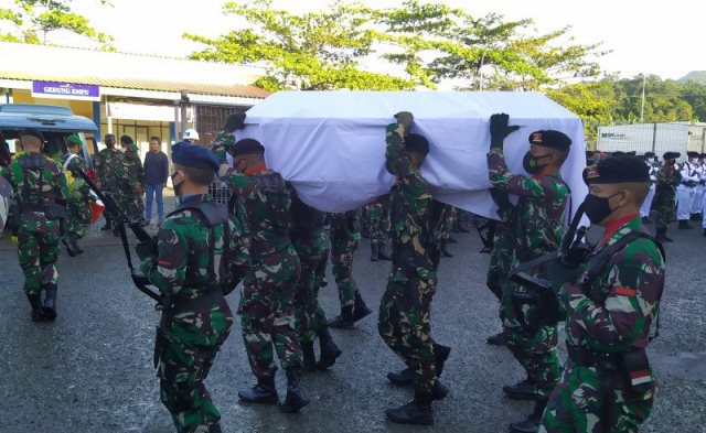 Jenazah Anggota TNI yang Meninggal di Papua Tiba di Ambon