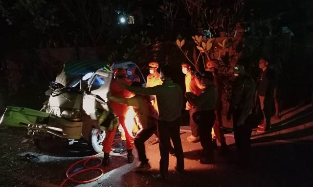 Minibus Carry Rusak Parah Usai Tabrak Truk, Begini Kondisi Sopirnya