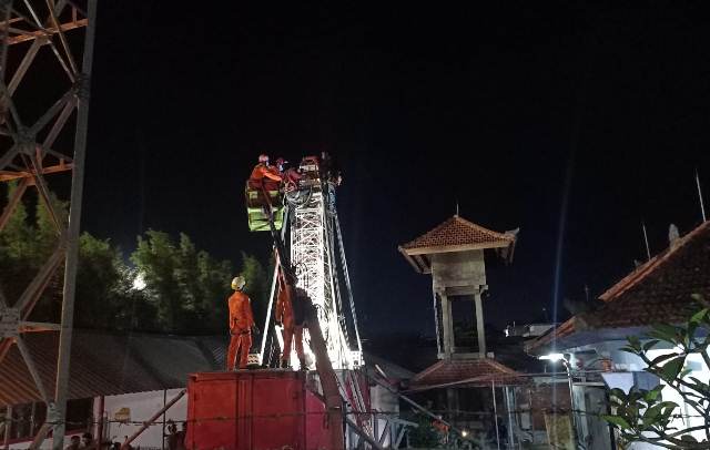 Tali Seling Putus, Seorang Pekerja Tower Terjepit