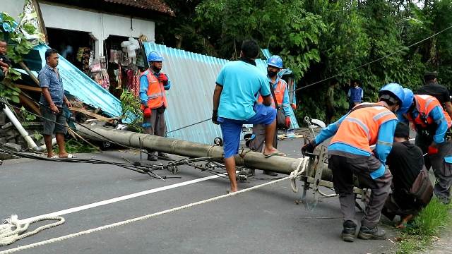 Tiang Listrik Tumbang, Timpa Sepeda Motor dan Tembok Penyengker