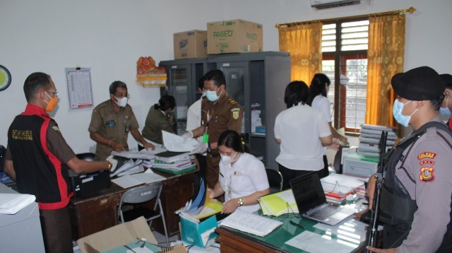 Tim Penyidik Kejari Geledah Kantor Dinas Perumahan dan Permukiman Karangasem