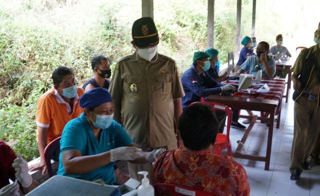 Antusias Masyarakat Tinggi, Vaksinasi AstraZeneca di Kecamatan Manggis Lampaui Target