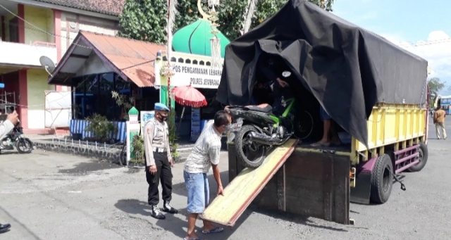 Pemudik Sembunyi di Truk Demi Pulang Kampung