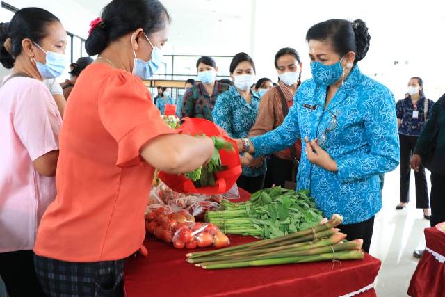 Berbagi di Gumi Mekepung, Ny Putri Koster Ajak PKK Berikan Pelayanan Optimal pada Masyarakat