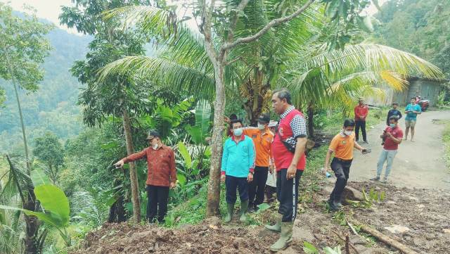 Karangasem di Kepung Bencana, Wabup Artha Dipa Tinjau Lokasi dan Beri Bantuan