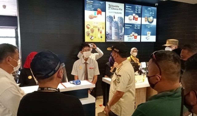 Gerai Makanan Cepat Saji McDonald's Disegel Satpol PP