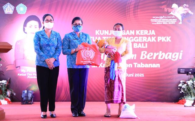 Ny. Putri Koster Minta Kader PKK Guyub Dukung Program Pemprov Bali