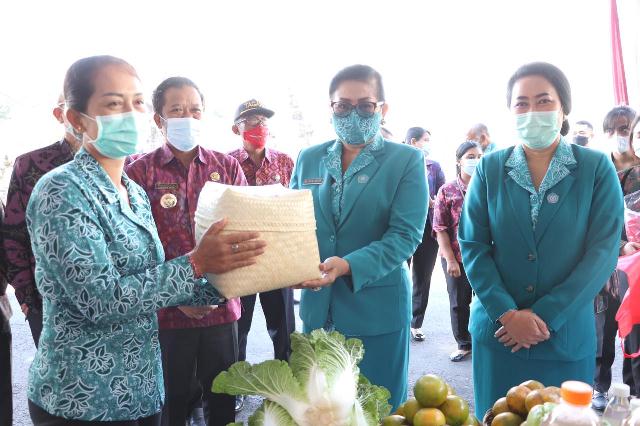 Ketua TP PKK Provinsi Bali Ny Putri Koster saat menghadiri acara peringatan Hari Kesatuan Gerak (HKG) PKK ke-49 Tingkat Kabupaten Bangli yang dirangkai dengan Peringatan Bulan Bung Karno III Tahun 2021, yang berlangsung di Museum Geopark, Kintamani, Bangli, Selasa (8/6/2021).