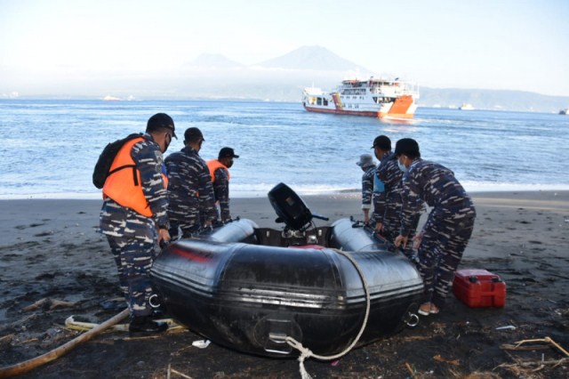 Dua KRI TNI AL Temukan Satu “Life Craft” Milik KMP Yunicee